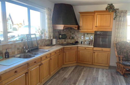 Portballintrae Cottage | 2-Bed Cottage Sleeps 5 - Pets Ok - Free Parking