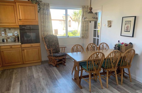 Portballintrae Cottage | 2-Bed Cottage Sleeps 5 - Pets Ok - Free Parking