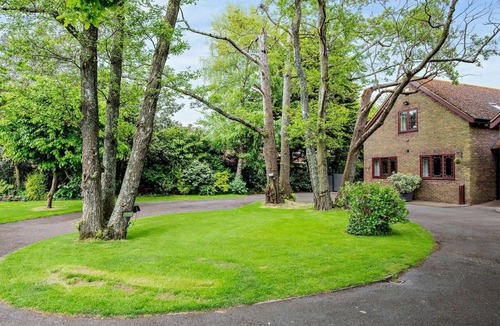 Burton Cottage | 2 Bed in Christchurch (oc-91999)