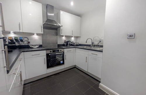 Lee Green Apartment | 2 bed-Near Lewisham-Hither Green station/Parking available