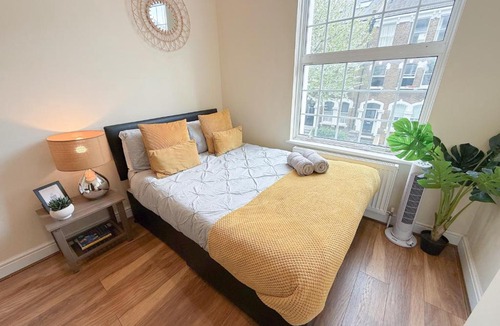 Addison Apartment | 2-Bedroom Hammersmith Flat with WiFi, washer, dryer near Shepherds Bush & Westfield London by Staylio London
