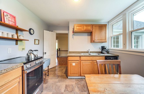 Chardon House | 2 Mi to Chardon Square: Spacious Farmhouse
