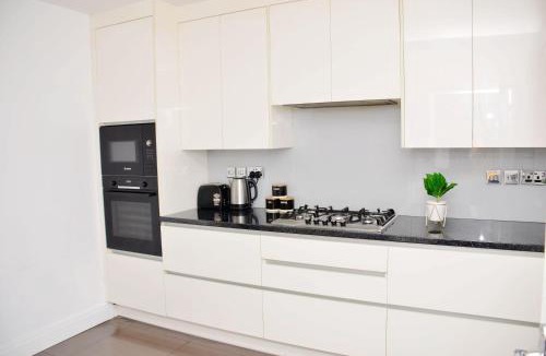 Stanwell House | 29EW Dreams Unlimited Serviced Accommodation- Staines - Heathrow