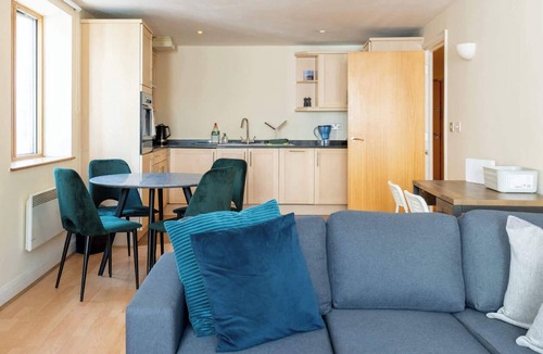 Riverside Apartment | 2BDR City Stay Moments From Tower Bridge