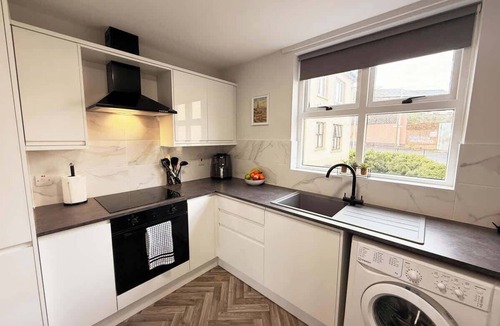 Londonderry Apartment | 2BR City Centre Apt | Sleeps 6 | Parking | WiFi