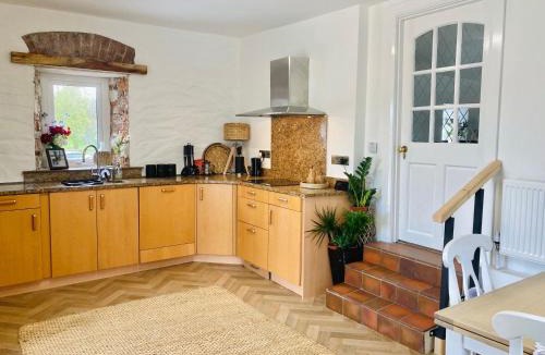 Londonderry House | 3 Bed Barn - Sleeps 4 - Parking - Golf - Alpacas