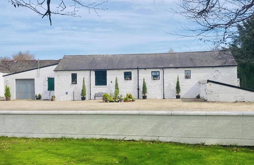 Londonderry House | 3 Bed Barn - Sleeps 4 - Parking - Golf - Alpacas