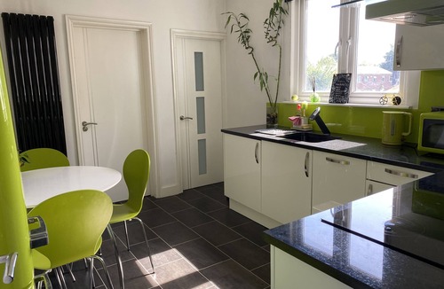 Tooting Apartment | 3-bed Colliers Wood apartment near Tube