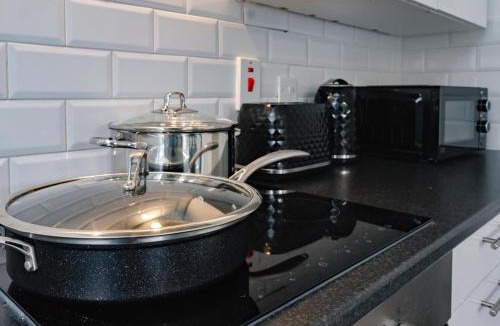 Richmond-upon-Thames House | 3-Bed Cottage Sleeps 8 Walk to Thames Garden