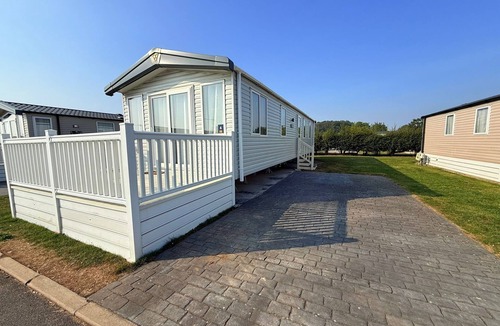 Kirby Misperton Cabin | 3-Bed - Sleeps 6 - Parking - Balcony