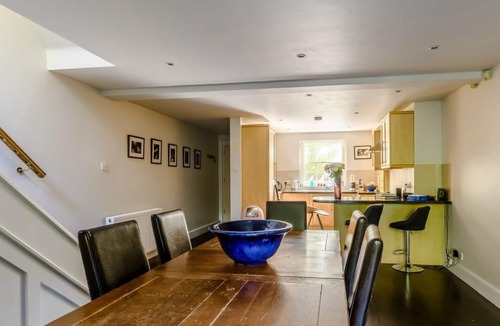 Kennington Cottage | 3 bedroom accommodation in Kennington, London
