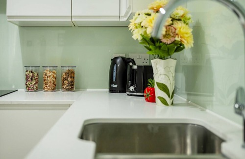 London City Centre Apartment | 3-Bedroom Apartment in London’s Vibrant West End!