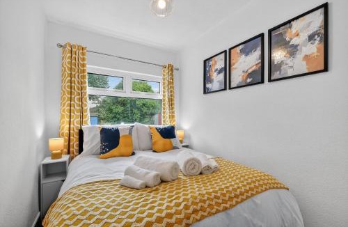 Lisburn Apartment | 3 Bedroom House in Lisburn, 16 minutes to Belfast with parking