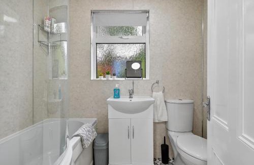 Lisburn Apartment | 3 Bedroom House in Lisburn, 16 minutes to Belfast with parking