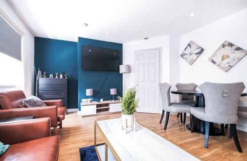 Carnaby Apartment | 3 bedroom, modernized charm. 2min Tube distance. Prime London stay.