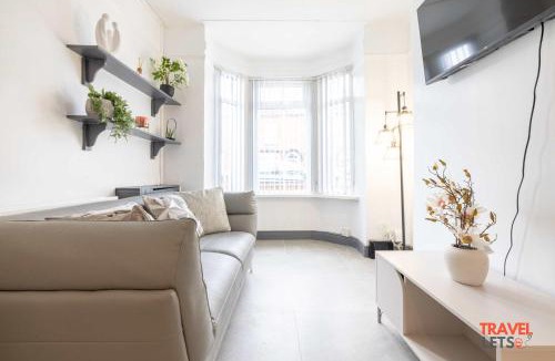 Belfast City Centre House | 3 Bedroom Townhouse By Travel Lets Short Term Rental Agency Belfast Near City Hospital