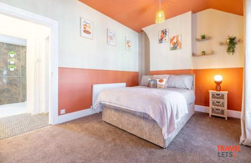 Londonderry House | 3 Bedroom Vintage Townhouse By Travel Lets Short Term Rentals in Derry City