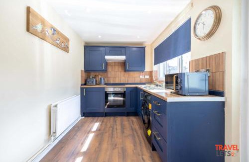 Londonderry House | 3 Bedroom Vintage Townhouse By Travel Lets Short Term Rentals in Derry City