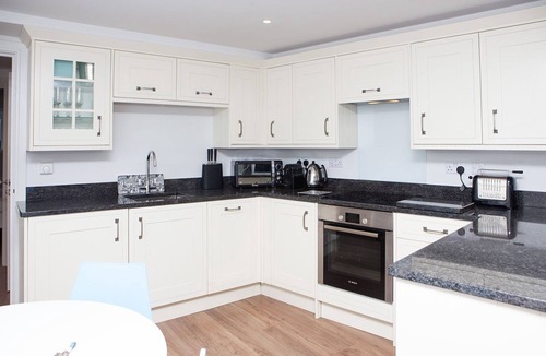 St Ives Apartment | 3 Sunday School Court, St Ives - Sleeps 4- Off-Site Parking - Courtyard