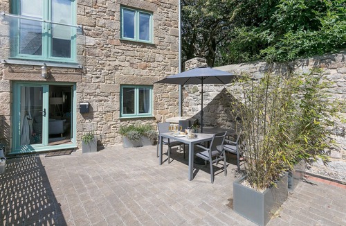 St Ives Apartment | 3 Sunday School Court, St Ives - Sleeps 4- Off-Site Parking - Courtyard