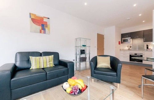 Leatherhead Apartment | 3 Swan House -Studio apartment