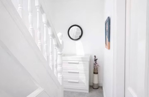 Leeds House | 30% off Comfortable 4-Bed Home 8 Beds Pets Welcome Sleeps 9