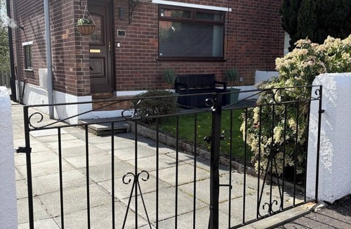 Belfast House | 3BD Cozy Family Retreat for 5