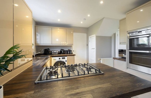 Gloucester House | 4-Bed Home with Hot Tub near Gloucester City