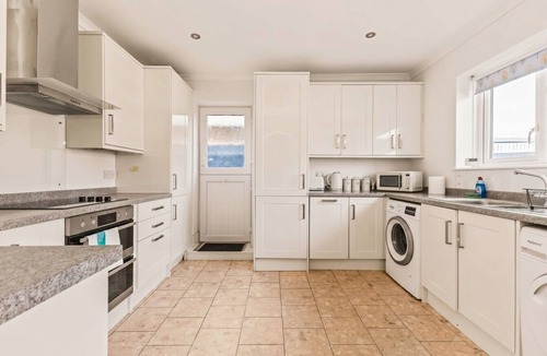 Stanwell House | 4-Bed House Sleeps 8 with Free Parking · Stanwell near Heathrow