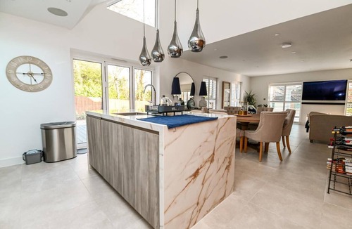 New Forest District Cottage | 4 Bed in New Milton (oc-b44761)