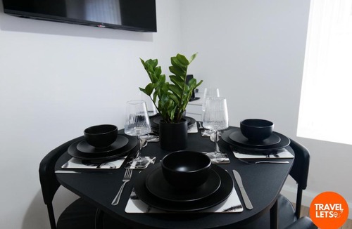 Londonderry Apartment | 4 Bedroom House By Travel Lets Short Term Rental Agency In Derry City Centre With Free Parking
