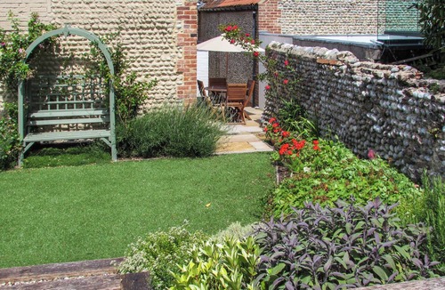 Cley next the Sea Cottage | 4 bedroom accommodation in Cley next the Sea, near Blakeney