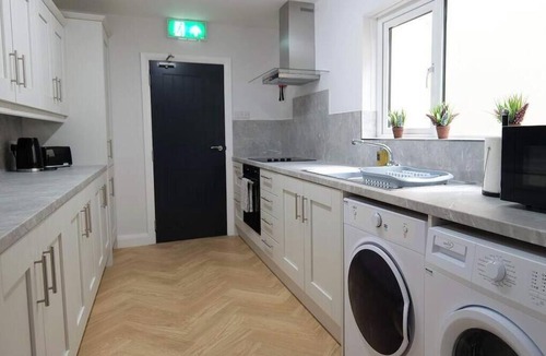 Londonderry House | 4 Bedroom Derry City Centre House I Free Parking
