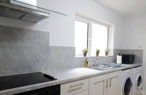 Londonderry House | 4 Bedroom Derry City Centre House I Free Parking