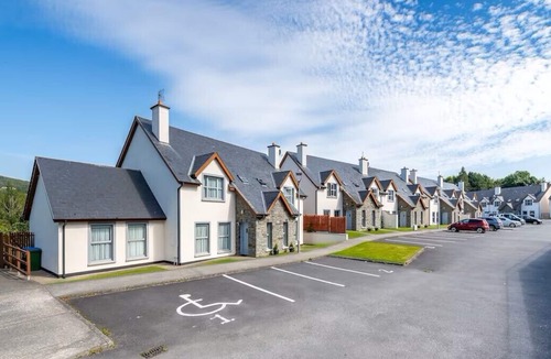 Kenmare House | 4-Bedroom Pet-Friendly Holiday Home with Free Pool and Leisure Centre
