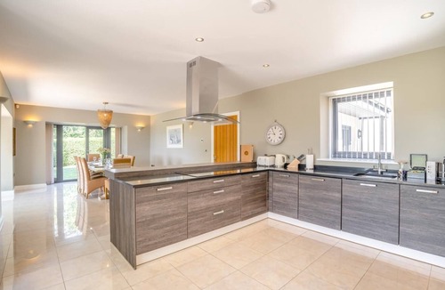 Newport Cottage | 5 Bed in Catsash (oc-u32331)