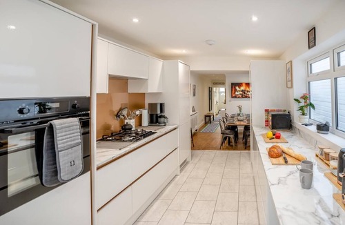 Mumbles Cottage | 5 Bed in Mumbles (oc-l34618)