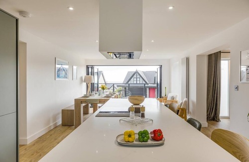 Ogmore-by-Sea Cottage | 5 Bed in Ogmore-by-Sea (oc-o42632)