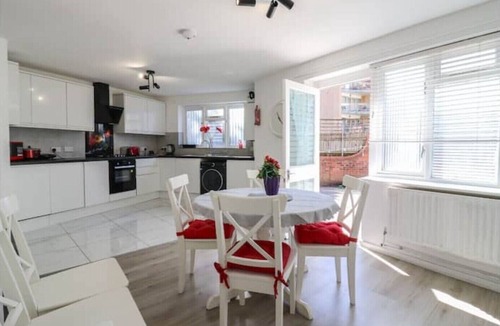 Deptford House | 5 Bedroom London House with Garden, 2x Parking and 2x Bathrooms