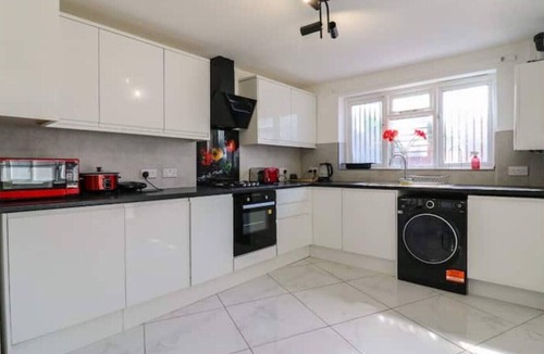 Deptford House | 5 Bedroom London House with Garden, 2x Parking and 2x Bathrooms