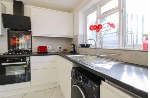 Deptford House | 5 Bedroom London House with Garden, 2x Parking and 2x Bathrooms