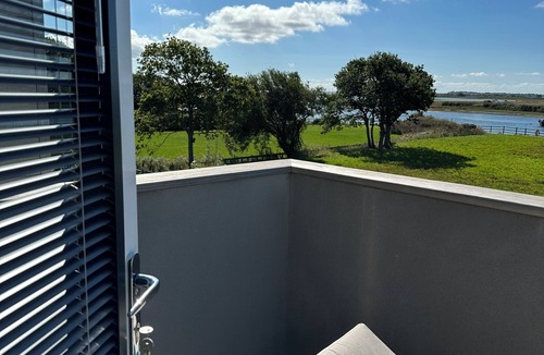 Hayling Island Villa | 5 bedroom modern home Hayling Island Peaceful family stays