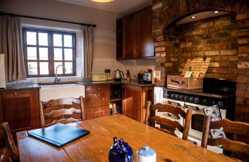 Bailliesmill Villa | 5 Star Romantic Rose Cottage with Roll-Top Bath
