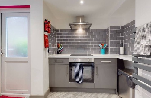 Pontypridd House | 5min walk to town/sleeps 4/20min train to Cardiff