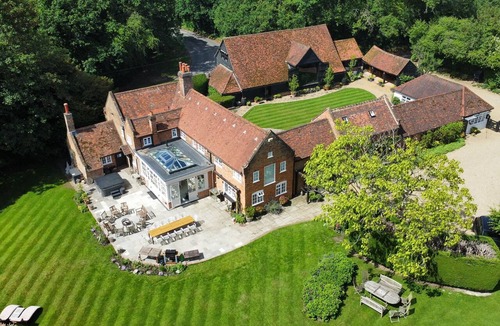 Seer Green House | 6 bed Farmhouse stay on organic farm & vineyard with pool - 25 mins from London