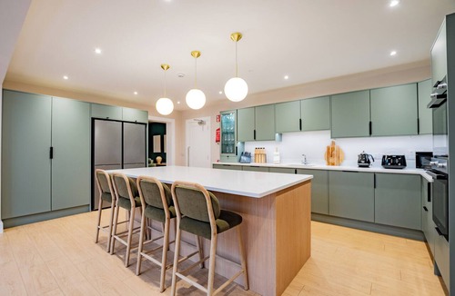 Galway City Centre House | 9BR Galway House - Walk to Eyre Square - Parking for 5 Cars
