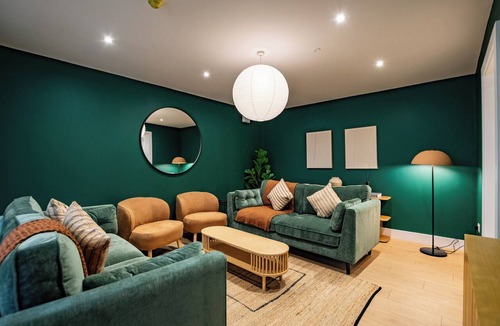 Galway City Centre House | 9BR Galway House - Walk to Eyre Square - Parking for 5 Cars