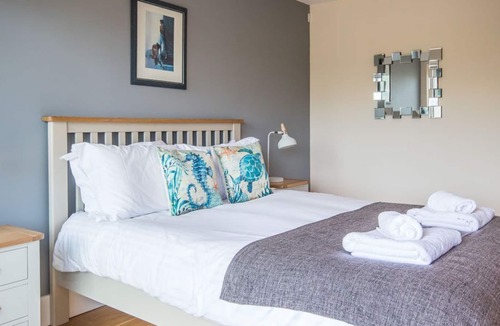 Malmesbury Cottage | A contemporary glass fronted lake side home that sleeps 10 guests in 5 bedrooms