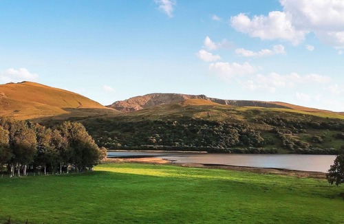 Caernarfon Cottage | A traditional Welsh cottage beside Nantlle Lake in the stunning Nantlle Valley.
