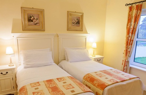 Bodyke House | Accessible-Double-Twin-House with Private Bathroom